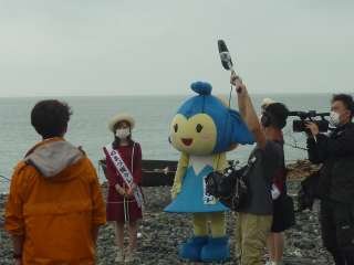 【沼津ロケ情報】テレビ東京のバラエティ番組で千本浜での地引網の様子が放映されます！