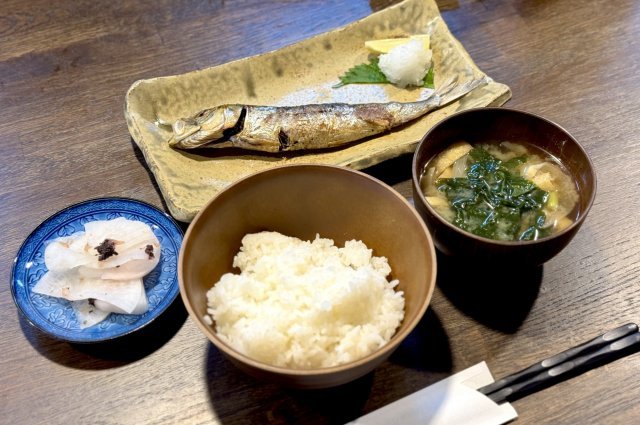 静岡の飲食シーンを盛り上げている注目のローカルクリエイターが巡る！　沼津の“ものづくり”と“干物屋の本気料理”の特集記事を公開しました。