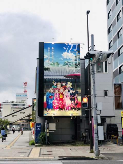 静岡ＤＣ記念　沼津駅北口の大型看板でAqoursが皆さんをお出迎えします！