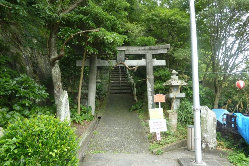 山頂には淡島神社があります
