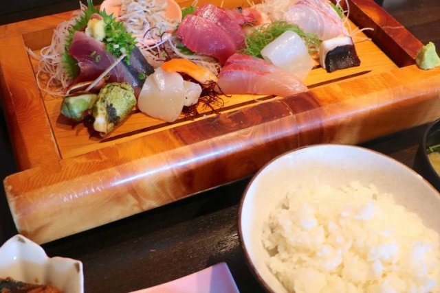 【2日目】おさかな食堂やまやで昼食