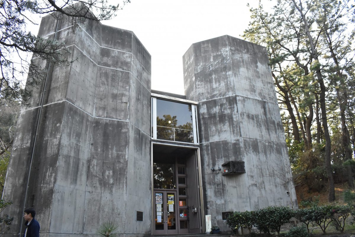 海沿いのモダンな建物、芹沢光治良記念館