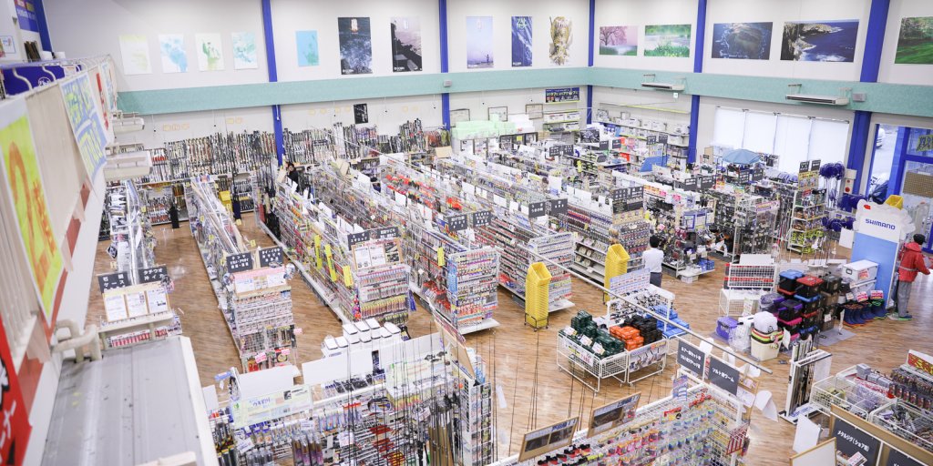 豊富な品揃えの広い店内