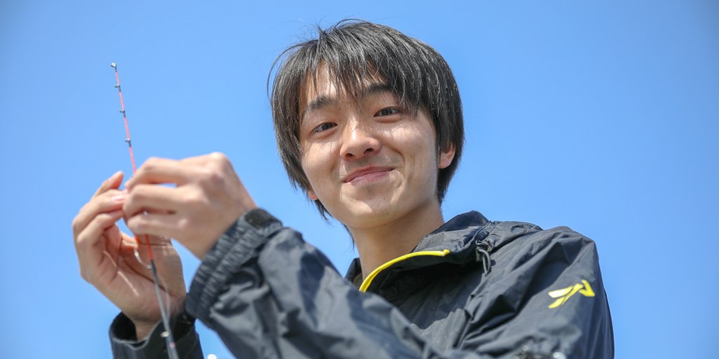 釣りのエサをつけている駒形さん
