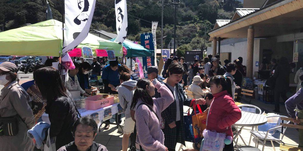 大勢のお客さんが深海魚グルメに舌鼓