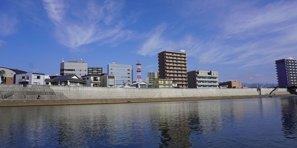 狩野川の真ん中から望む沼津の景色