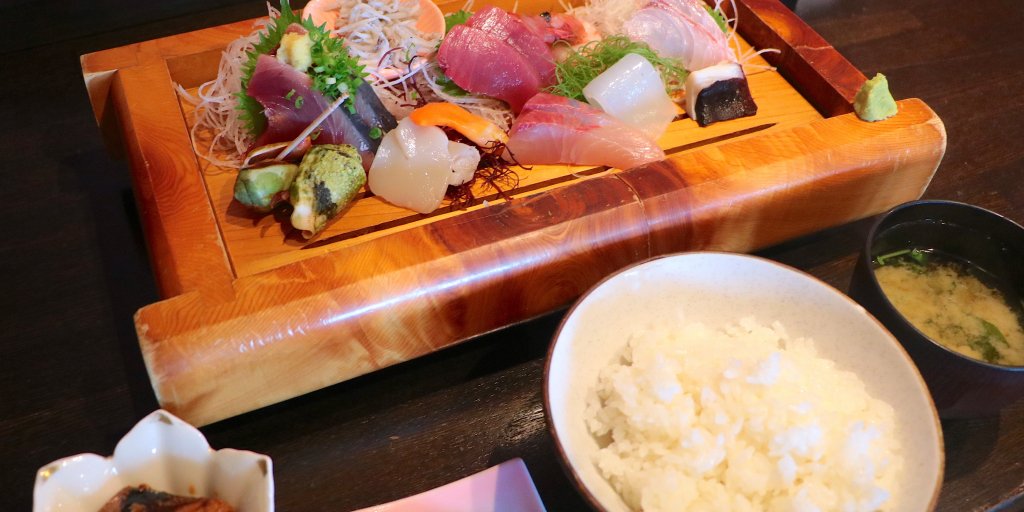 特上刺身盛合せ定食（2,484円 税込）は超豪華！新鮮な海鮮を満喫