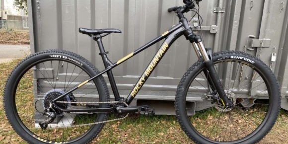自転車の他、エルボーガードやヘルメットのレンタルも。もちろん子供用もあります！