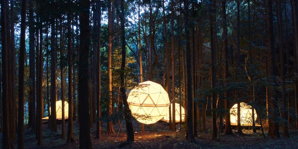 夜はテントの灯りが幻想的な景色に