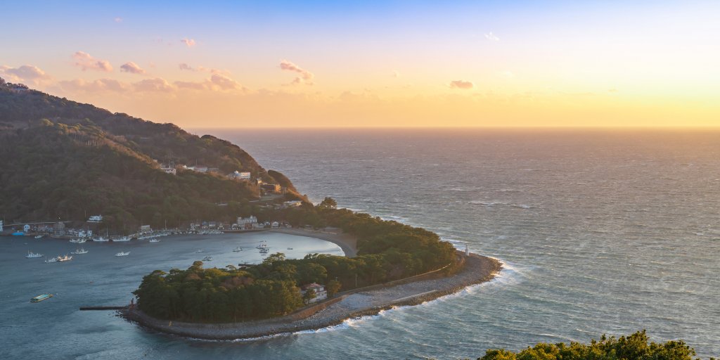 出逢い岬から見た御浜岬の夕景　暴風による荒波
