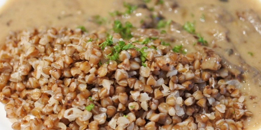 ビーフストロガノフ　玉ねぎとそばの実ソテー和え