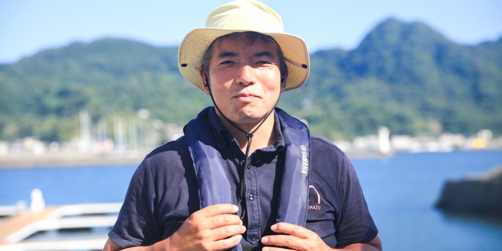 市役所の職員さんが、救命道具をつけているところです
