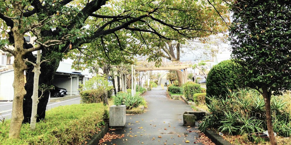 今は蛇松緑道として市民のいこいの場となっています。