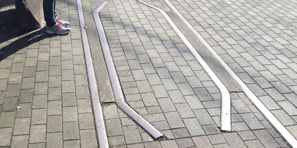 線路をそのまま埋め込んだ歩道