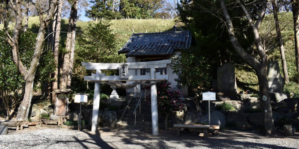 城跡内には高尾山穂見神社があります