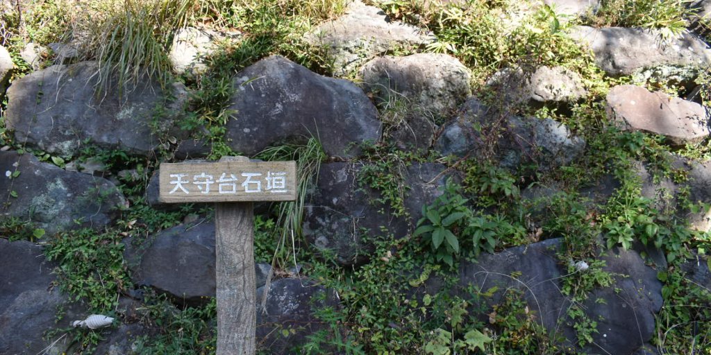 石がきれいに積まれた石垣です