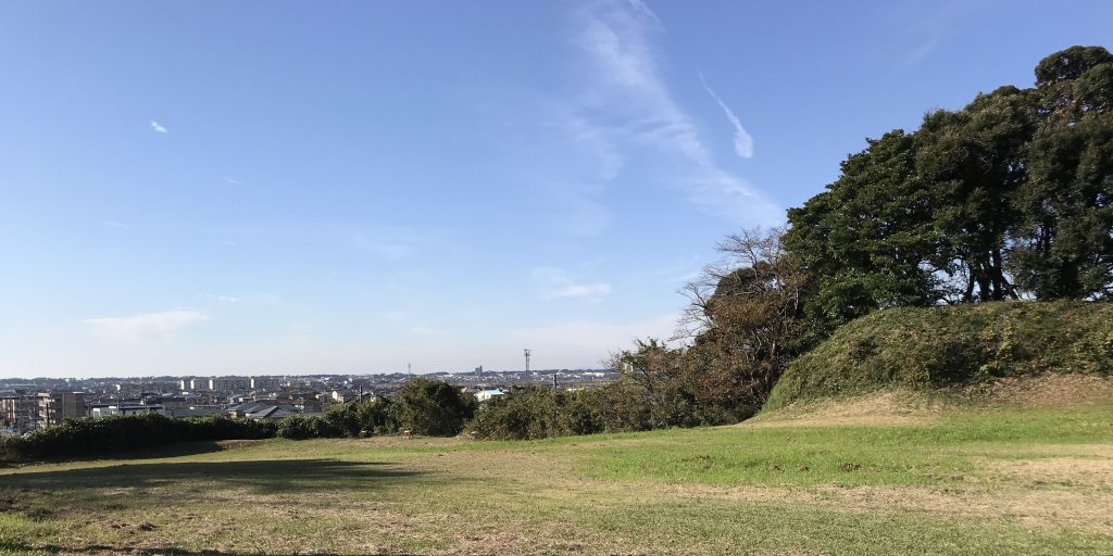 高い土塁は昔のままです