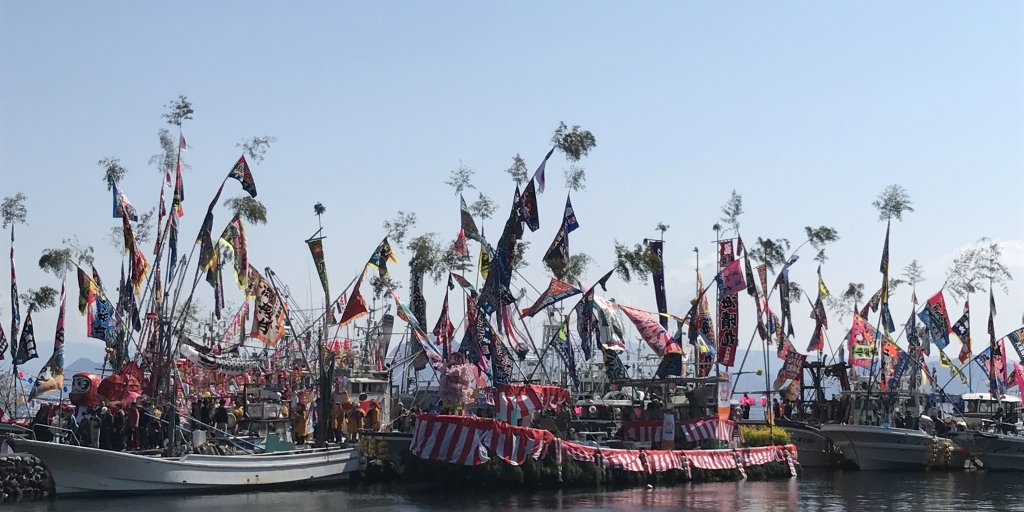 大漁旗など華やかに飾り付けた漁船