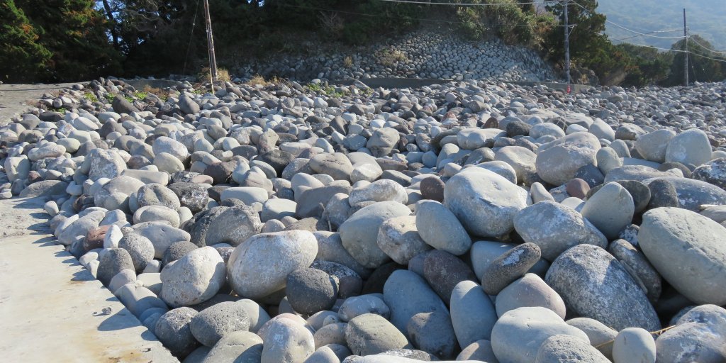 丸い形の石ばかりが集まる海岸もおもしろい！