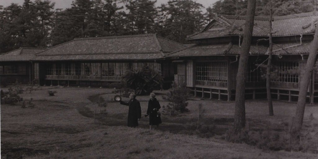西附属邸の庭を散策される昭和天皇と皇太后陛下